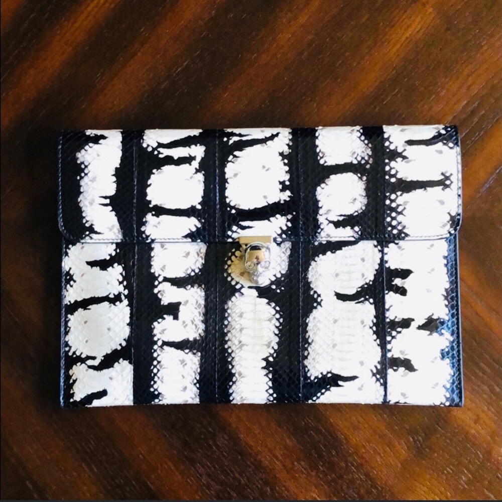 💕💬 ALEXANDER MCQUEEN Python Clutch♡